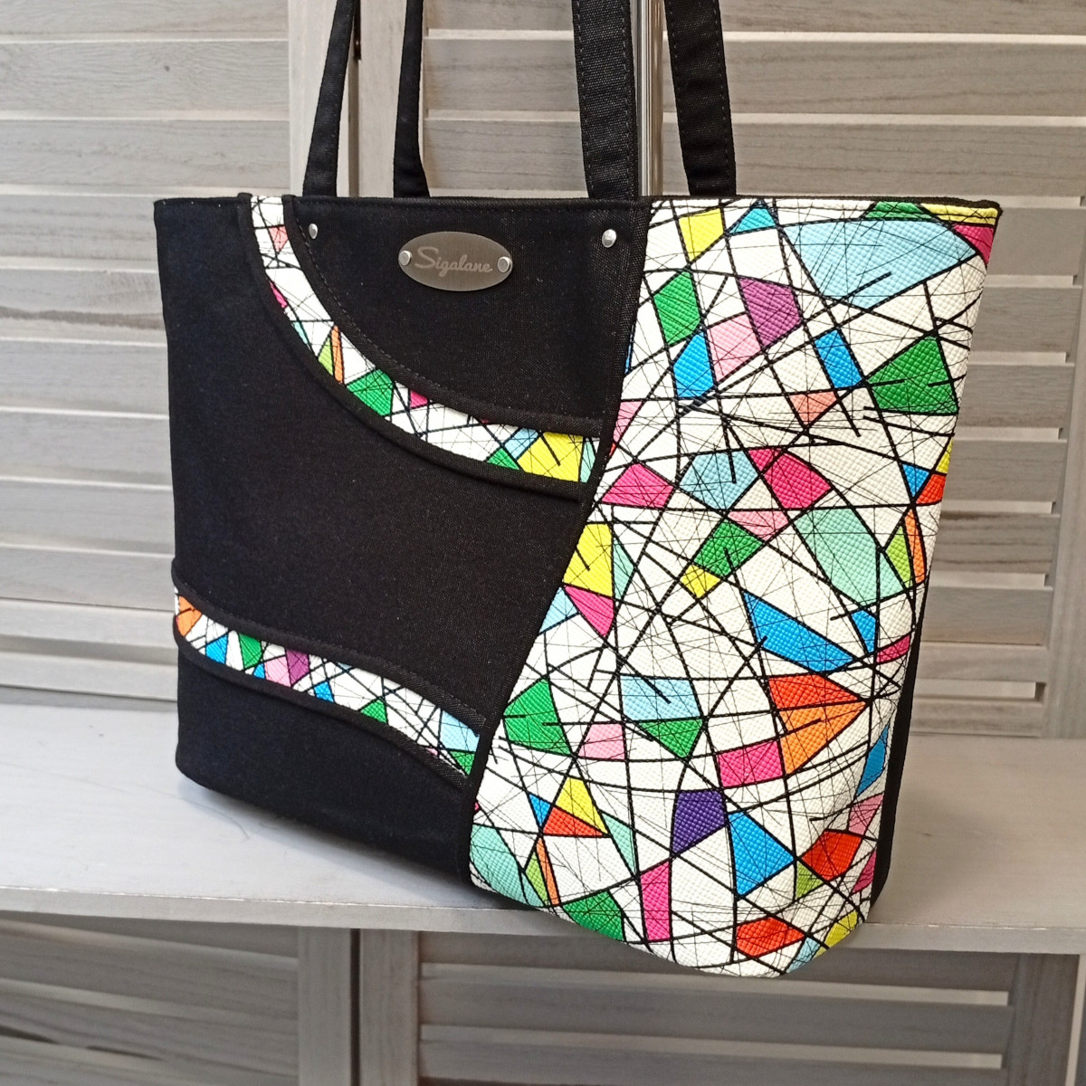 Sigalane-sac-Jessi-decor-ondule-graphique-multicolore-et-noir