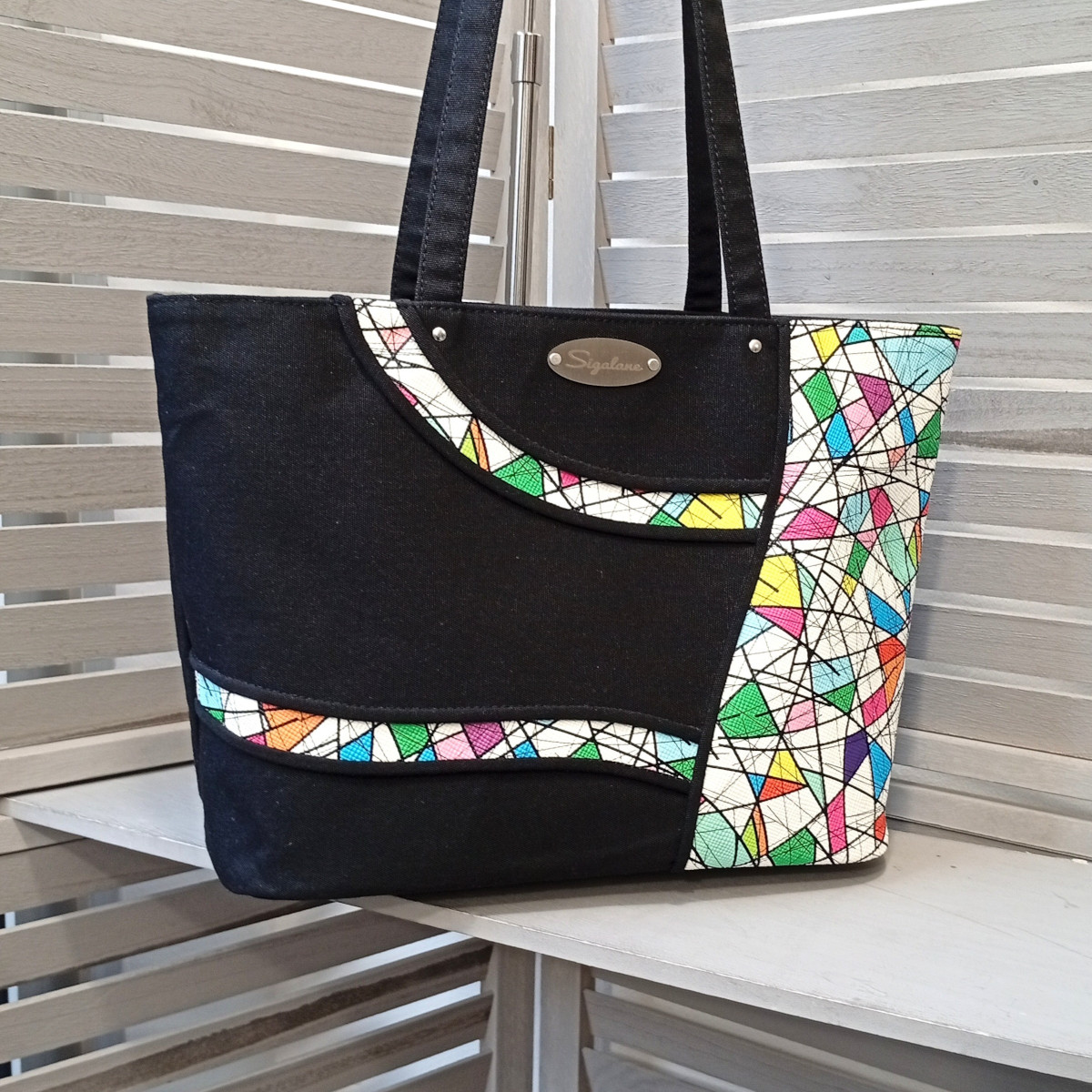 Sigalane-sac-Jessi-decor-ondule-graphique-multicolore-et-noir