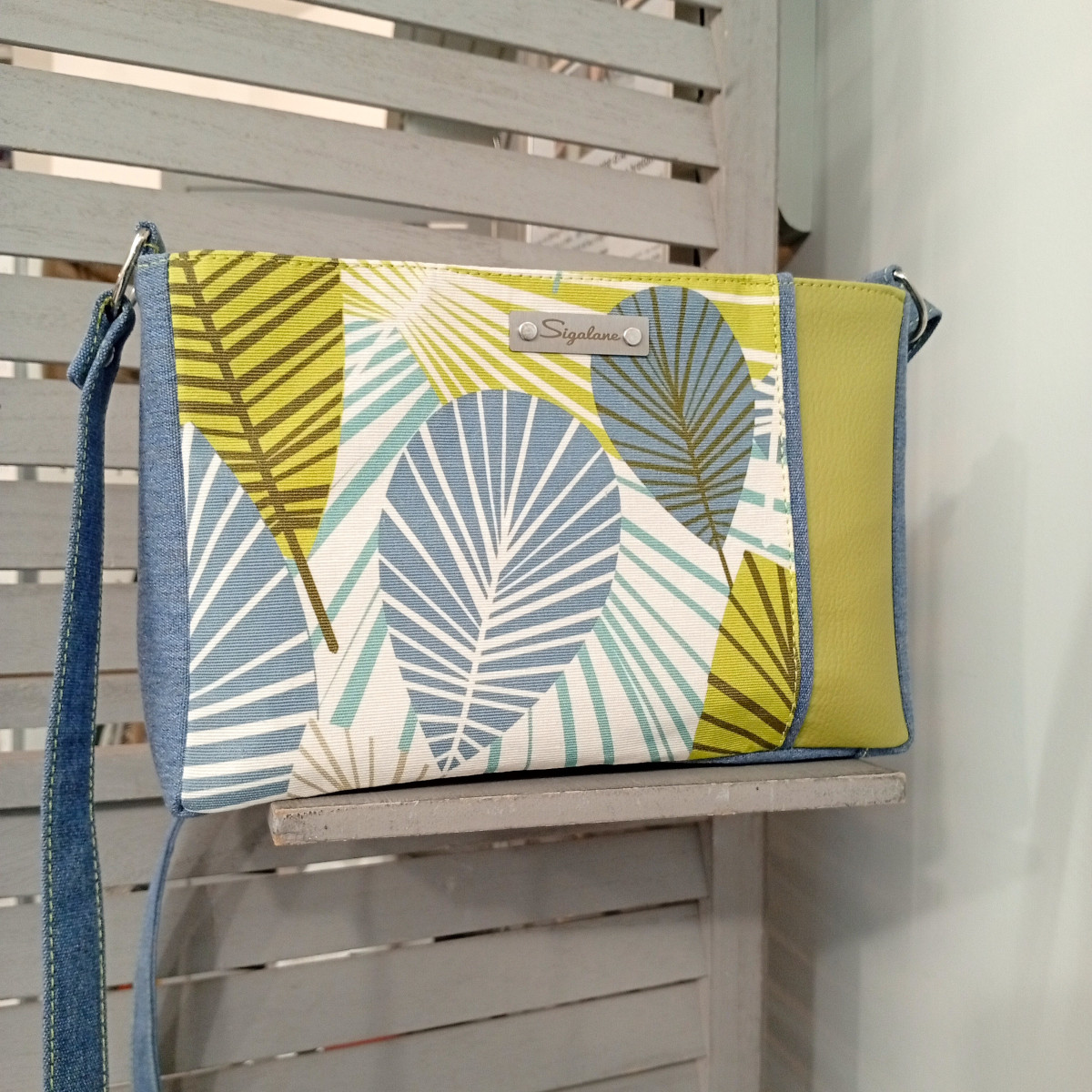 sigalane-sac-Emmie-feuilles-stylisees-vert-anis-et-bleu-jeans