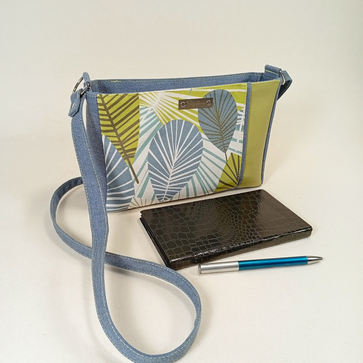 Sac "Emmie" feuilles stylisées, bande verte anis et bleu jean's – Image 2