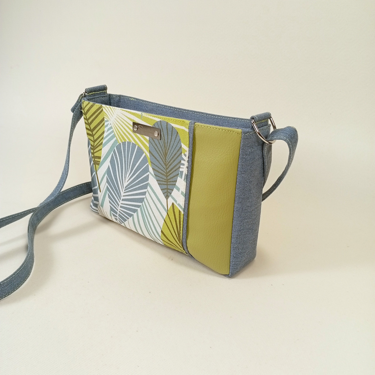 Sac "Emmie" feuilles stylisées, bande verte anis et bleu jean's – Image 3