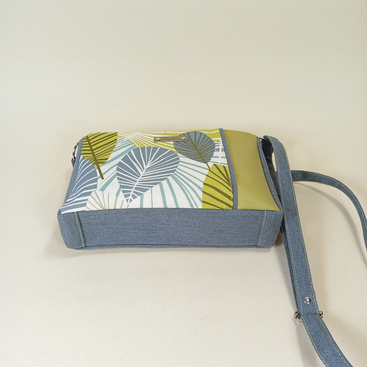 Sac "Emmie" feuilles stylisées, bande verte anis et bleu jean's – Image 4