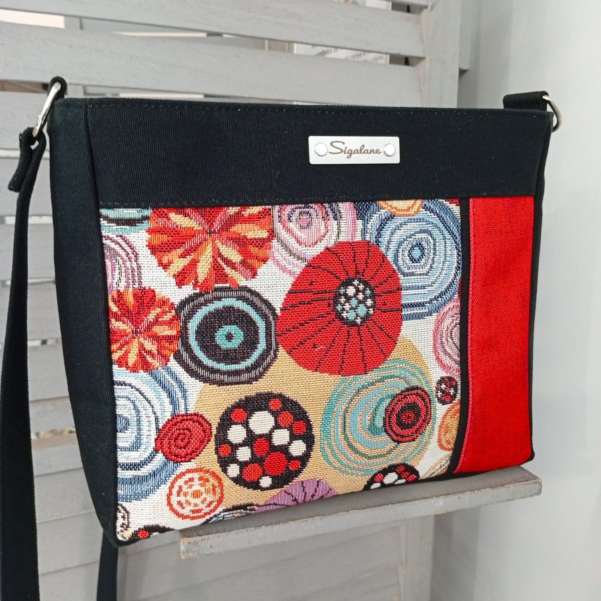 sigalane-sac-Dona-fleurs-styliees-rouge-et-noir