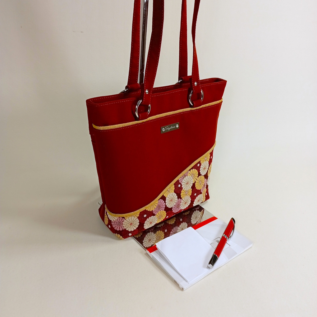 Sac "Zéna" bordeaux avec bande ondulée de fleurs – Image 2