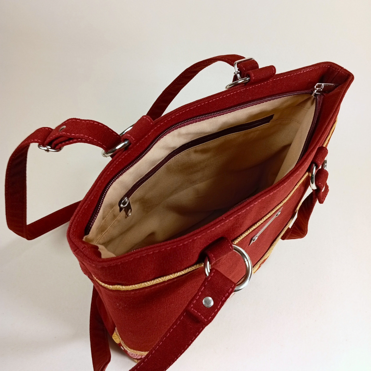 Sac "Zéna" bordeaux avec bande ondulée de fleurs – Image 6