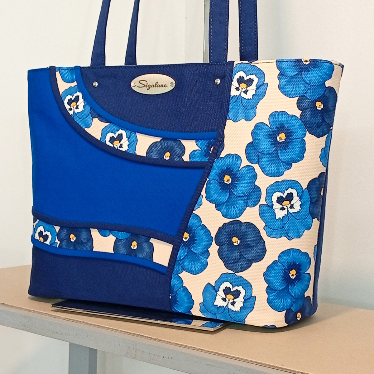 Sigalane-sac-Jessi-decor-ondule-pensees-bleues
