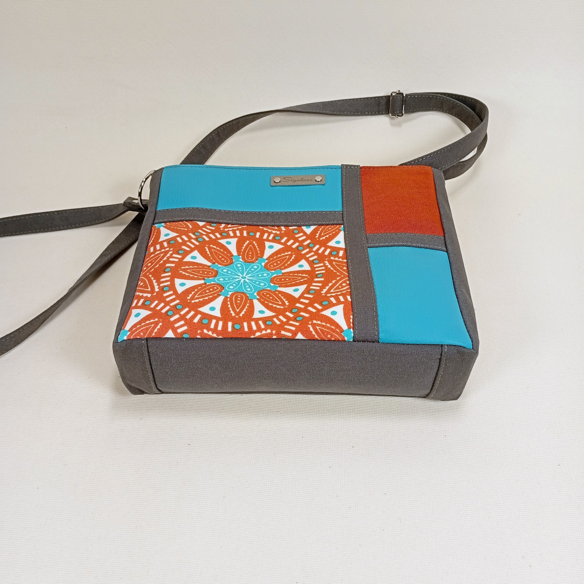 Sac "Domi" carrés oranges et turquoises – Image 6