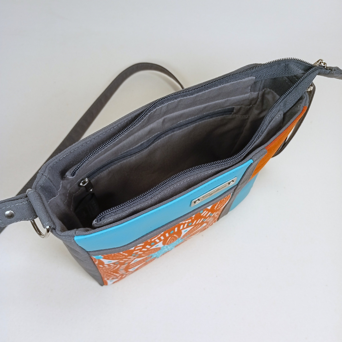 Sac "Domi" carrés oranges et turquoises – Image 5